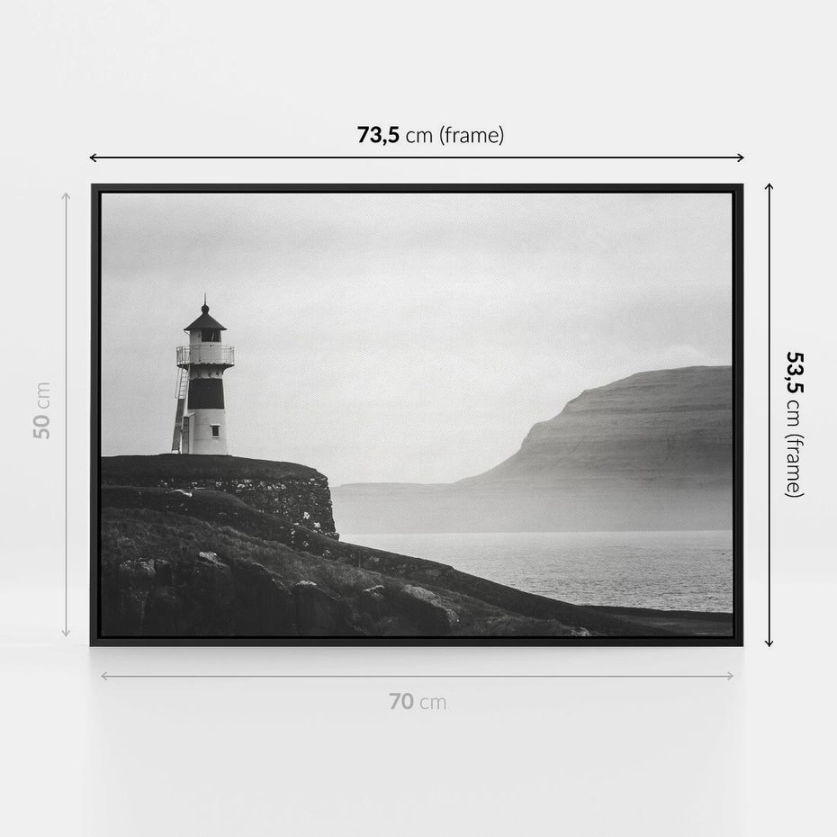 Obraz w ramie 70x50 - Melancholia Północy - czarnobiała fotografia, nadmorska latarnia na klifie - rama czarna