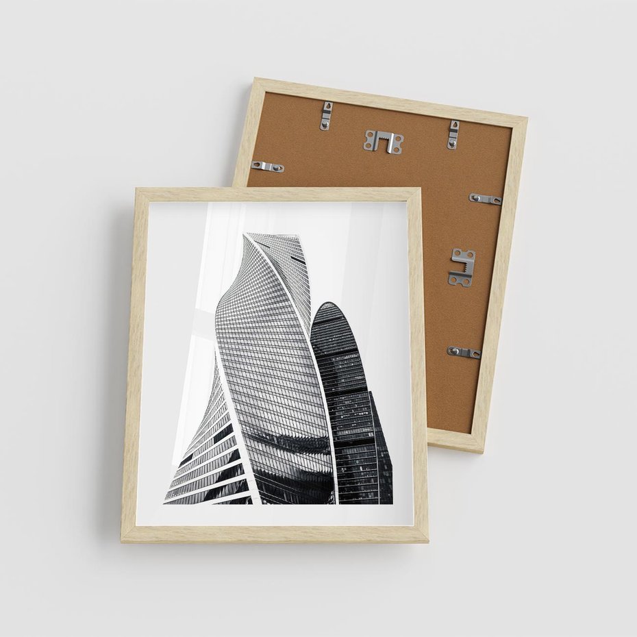 Plakat w ramie 40x50 - Wieżowce z Falistymi Kształtami - nowoczesne wieżowce, czarno biała fotografia - rama drewno