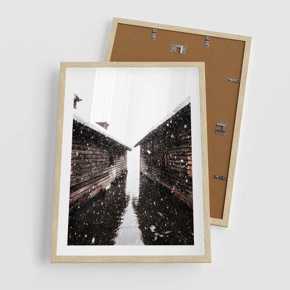 Plakat w ramie 50x70 - Spadający Śnieg - domek górski, w zimie - rama drewno