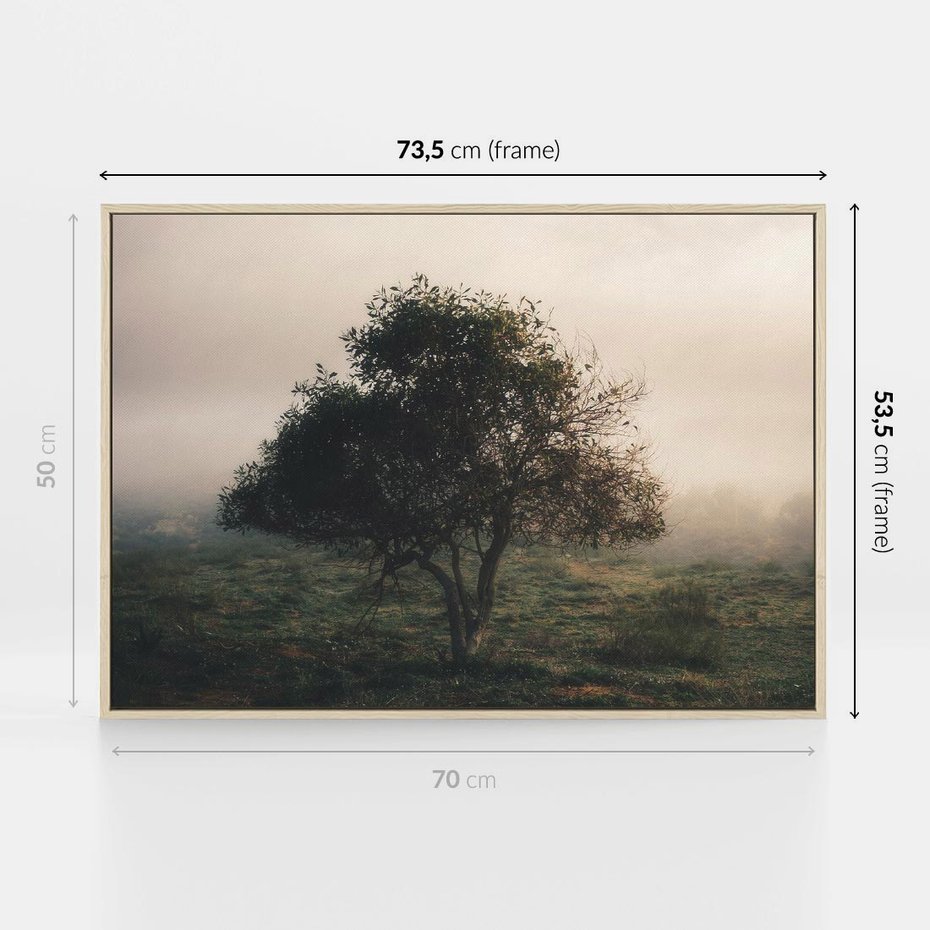 Obraz w ramie 70x50 - Zamglona Prostota - artystyczna fotografia, samotne drzewo na zamglonej łące - rama drewno