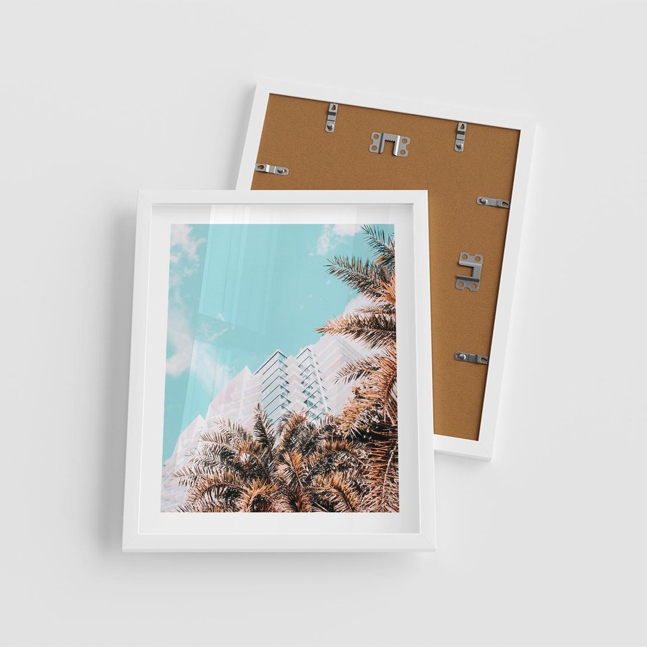 Plakat w ramie 40x50 - Wakacyjny Raj - palmy, wysokie budynki - rama biała