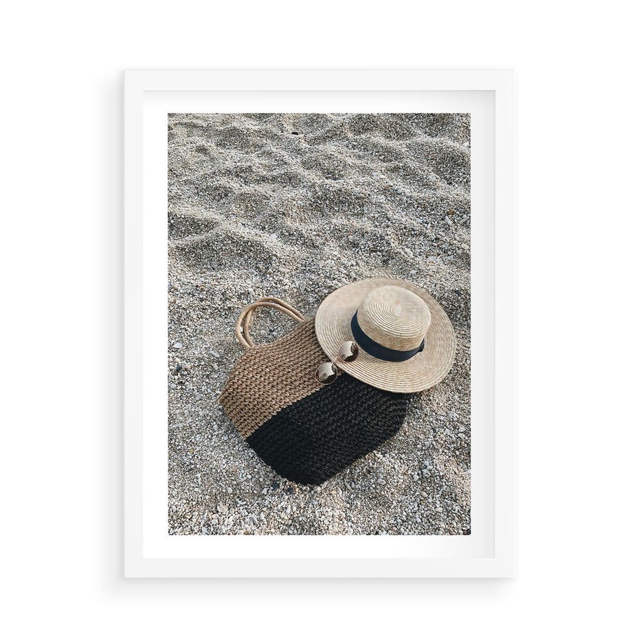Plakat w ramie 50x70 - Plażowe Przygotowania - torba plażowa, kapelusz - rama biała