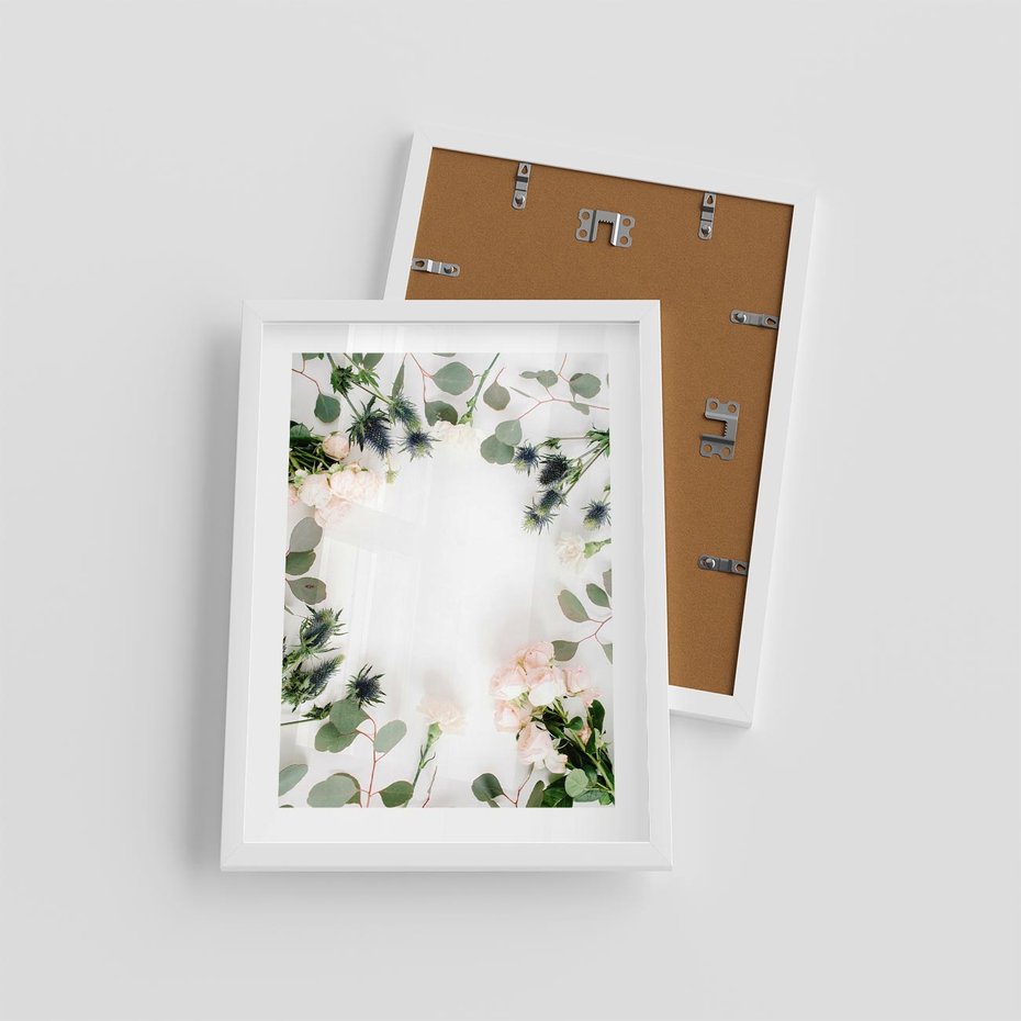 Plakat w ramie 30x40 - Róże i Zielone Liście - kompozycja kwiatowa, róże - rama biała