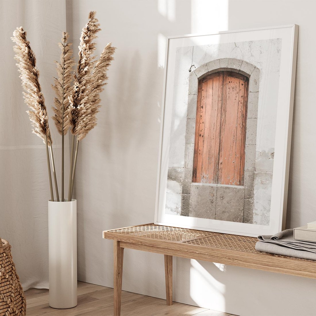 Plakat w ramie 50x70 - Śródziemnomorskie Drzwi Czasu - fotografia starych drzwi, śródziemnomorska architektura - rama biała