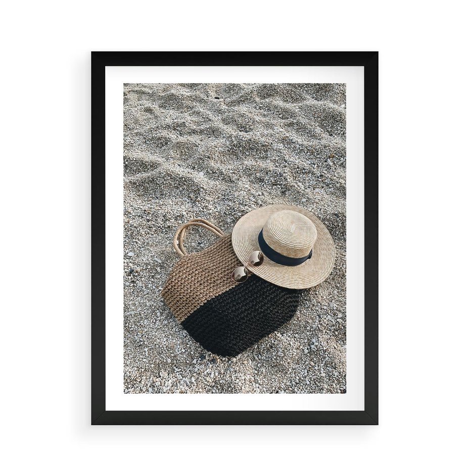 Plakat w ramie 50x70 - Plażowe Przygotowania - torba plażowa, kapelusz - rama czarna