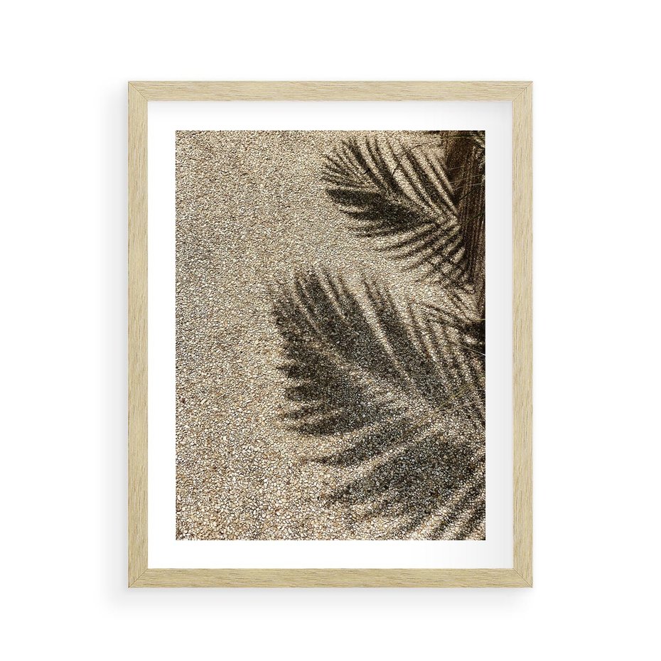 Plakat w ramie 40x50 - Plażowa Idylla - palma, cień na piasku - rama drewno