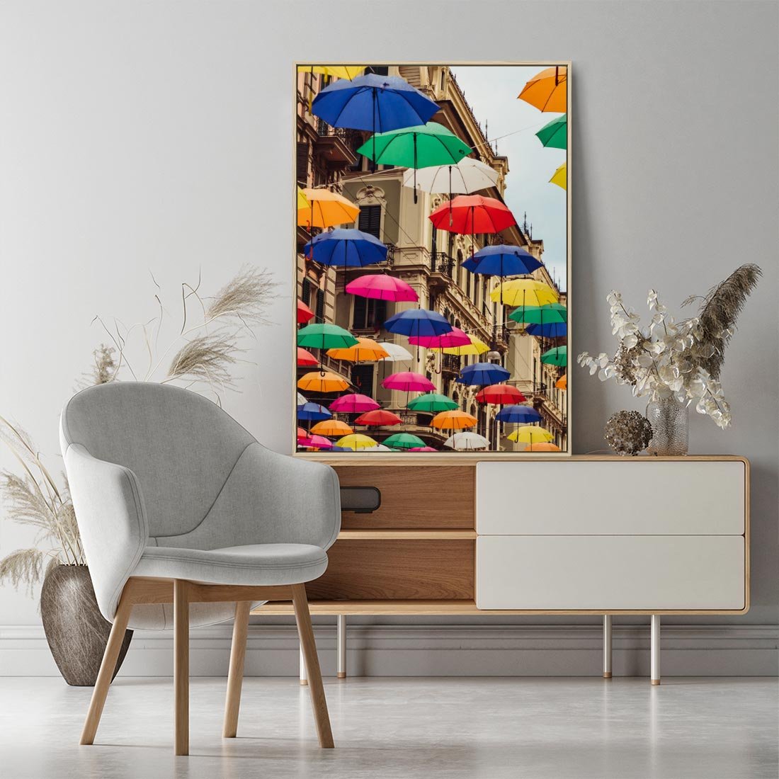 Obraz w ramie 80x120 - Barwna symfonia wyobraźni - fotografia, kolorowe parasolki podwieszone nad ulicą - rama drewno