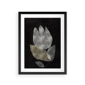 Plakat w ramie 30x40 - Nocne Uniesienia - abstrakcyjny kwiat, mroczna atmosfera - rama czarna