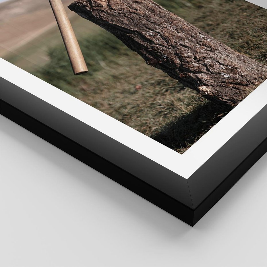 Plakat w ramie 50x70 - Rustykalna Praktyczność: Fotografia Siekiery - rustykalna fotografia, siekiera wbita w pieniek - rama czarna