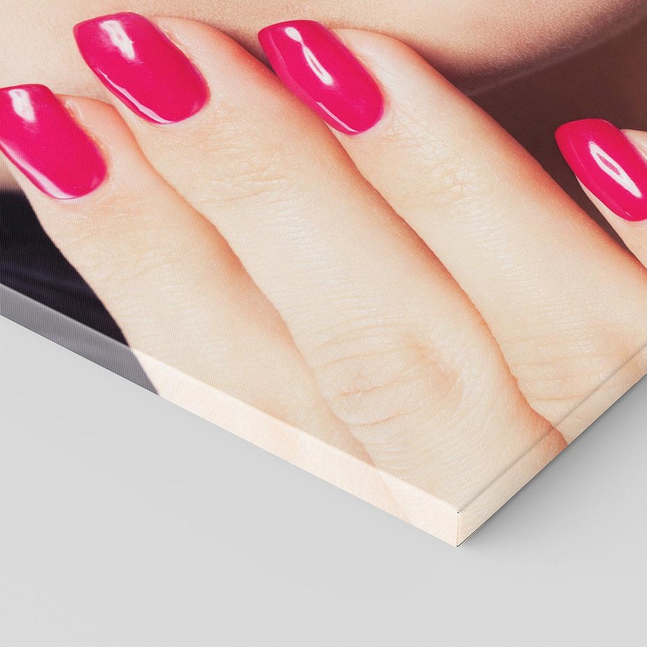 Obraz na płótnie 120x80 - Wyrażenie Piękna - paznokcie, usta