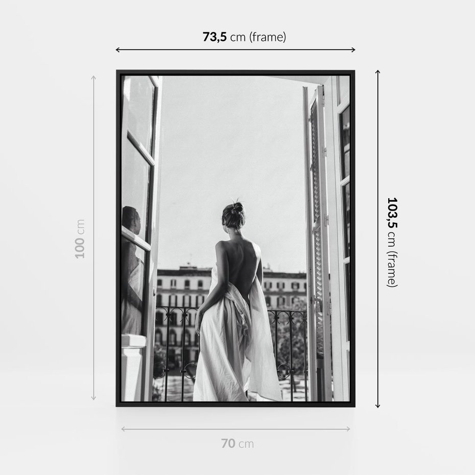 Obraz w ramie 70x100 - Poranki w Paryżu - czarno białe zdjęcie, kobieta w prześcieradle na balkonie - rama czarna
