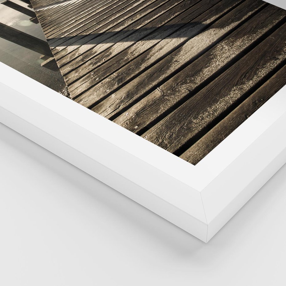 Plakat w ramie 40x50 - Pomost nad jeziorem - pomost, jezioro - rama biała