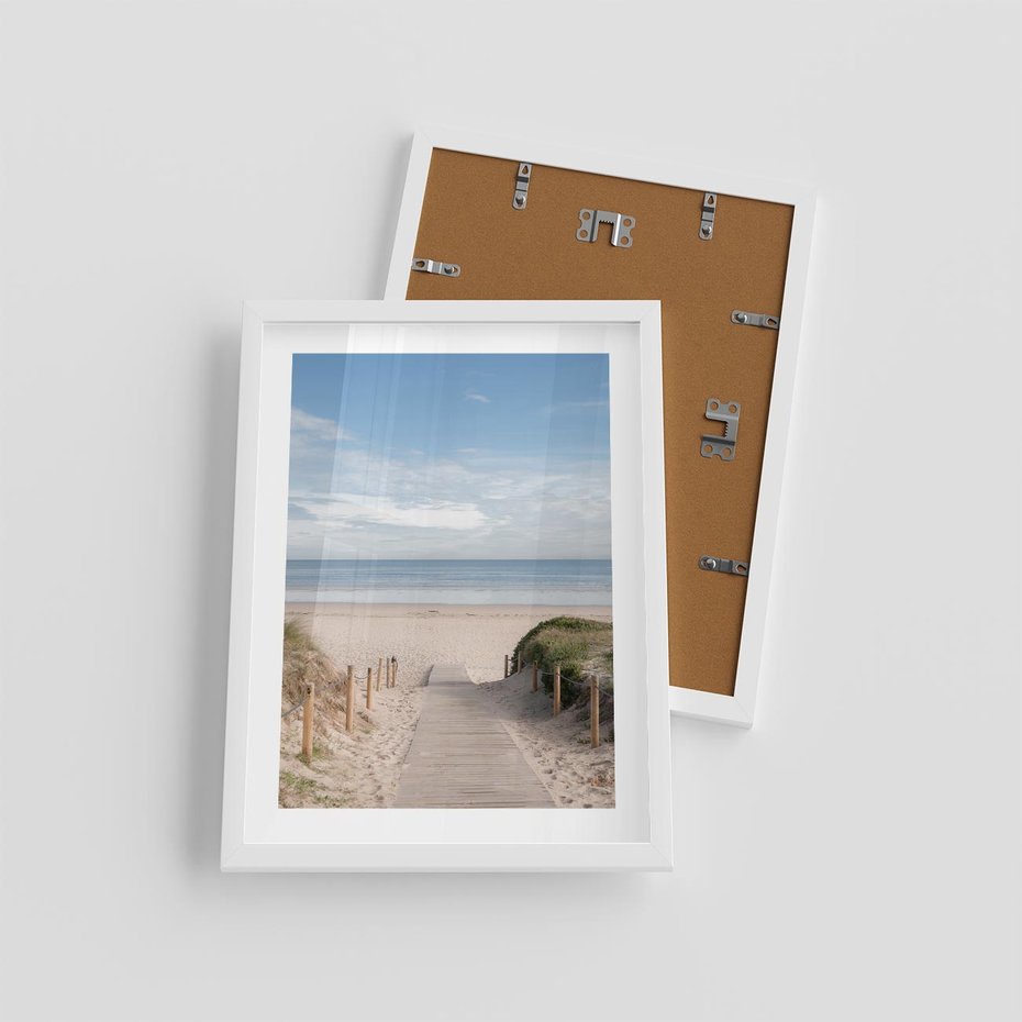 Plakat w ramie 30x40 - Plażowy pomost - plaża, pomost - rama biała