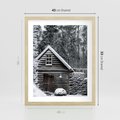 Plakat w ramie 40x50 - Zaklęta Zima - domek w lesie, śnieg - rama drewno