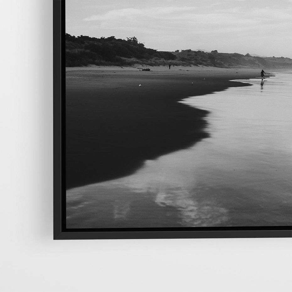 Obraz w ramie 50x50 - Nadmorska Melodia - czarno białe zdjęcie, plaża - rama czarna