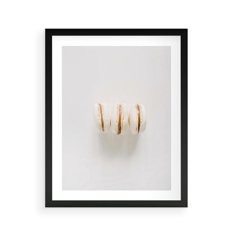 Plakat w ramie 40x50 - Delikatność w Bieli - białe ciateczka. makaroniki, minimalistyczne zdjęcie - rama czarna