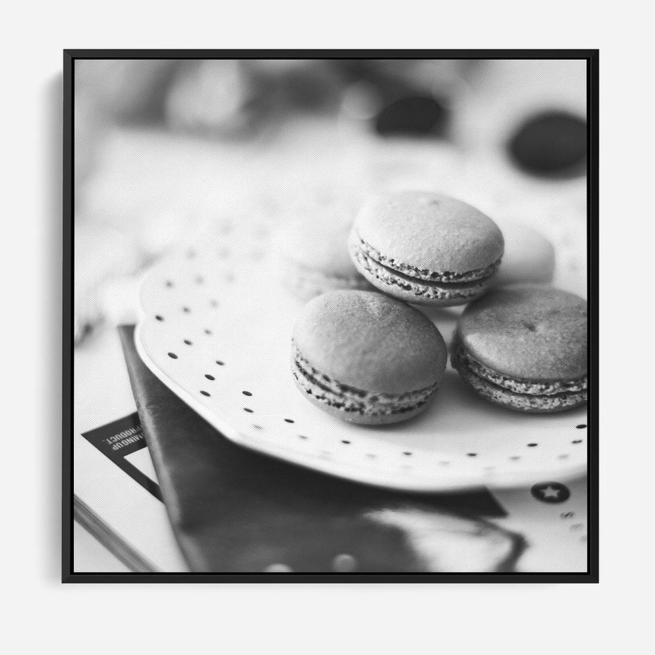 Obraz w ramie 50x50 - Makaroniki w Szarości - czarno biała fotografia, plakat - rama czarna