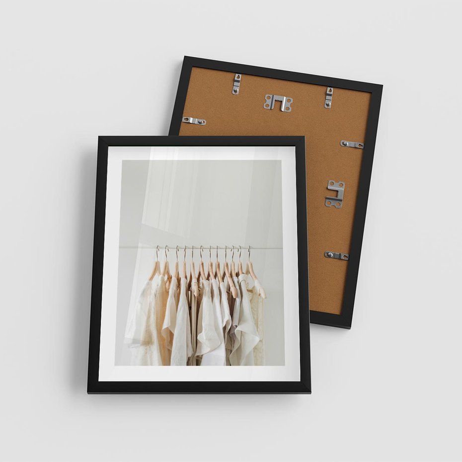 Plakat w ramie 40x50 - Elegancja Prostoty - ubrania, modowa fotografia - rama czarna