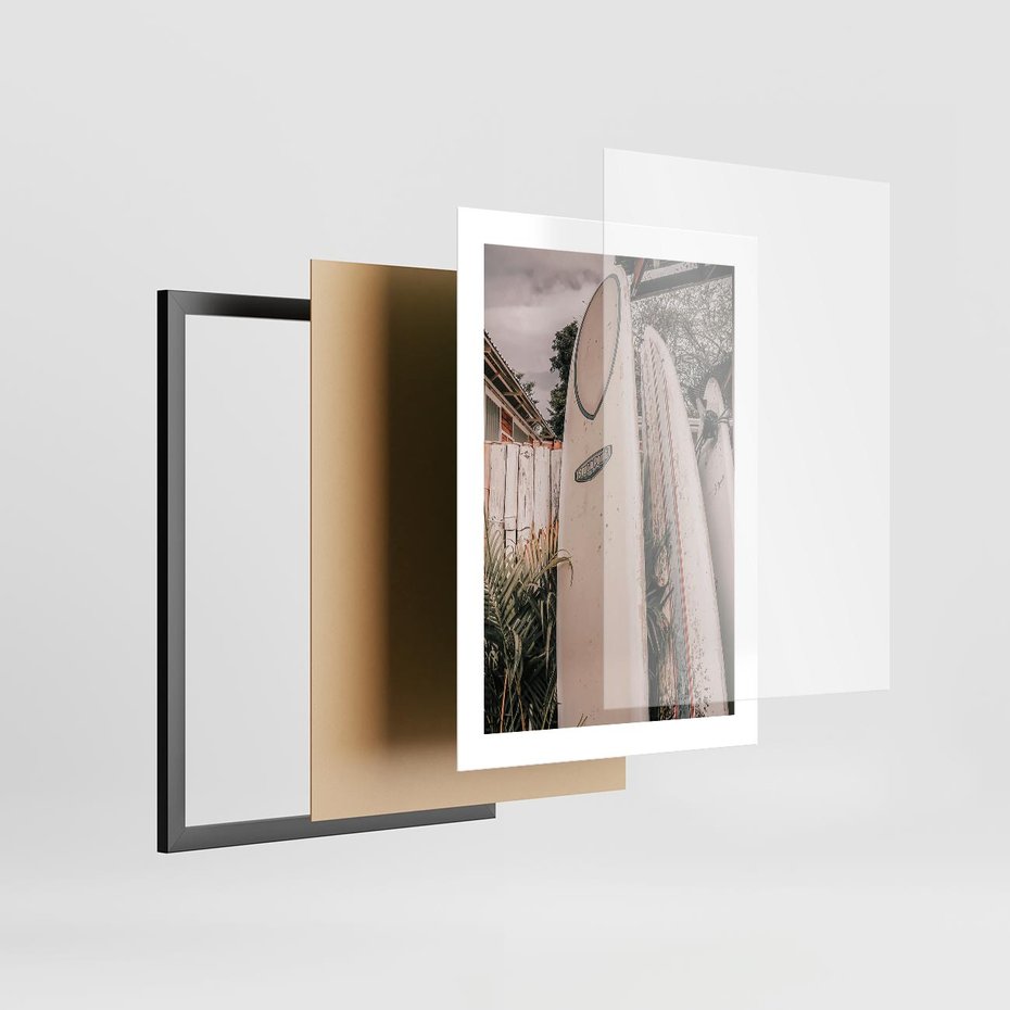 Plakat w ramie 30x40 - Deski Surfingowe czekają na Fale - deski surfingowe, stoją pod płotem - rama czarna