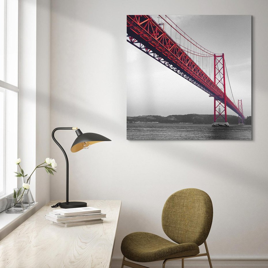 Obraz na płótnie 30x30 - Majestatyczny Most - czarno biała fotografia, czerwony stalowy most nad rzeką