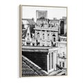 Obraz w ramie 80x120 - Miasto w Retro Odsłonie - fotografia czarno biała, ujęcie na dachy wielkiego miasta - rama drewno