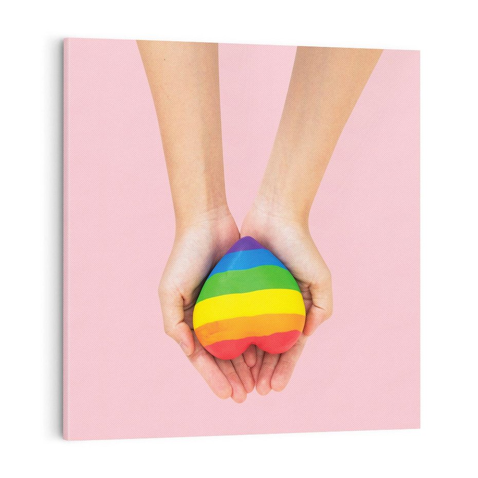 Obraz na płótnie 70x70 - Miłość na Dłoniach - zdjęcie, dłonie trzymają ulepione tęczowe serce