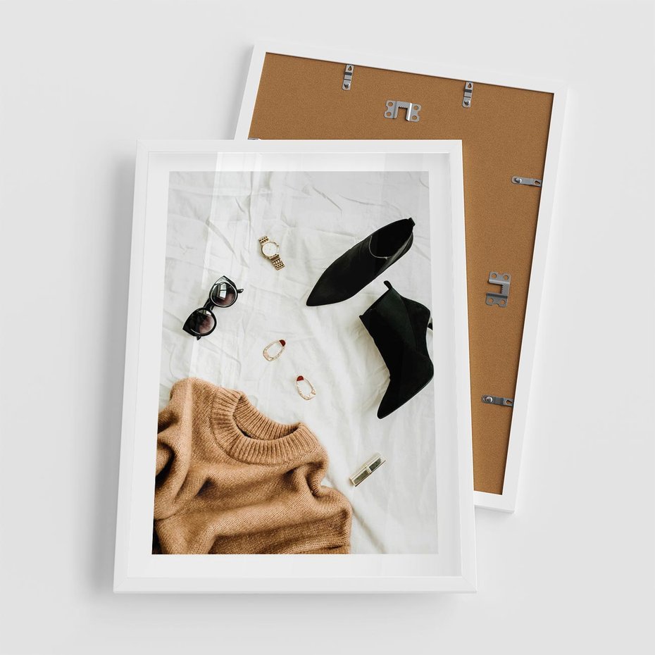 Plakat w ramie 50x70 - Styl i Klasyka - modowa fotografia, sweter - rama biała