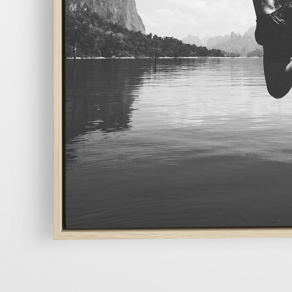 Obraz w ramie 50x50 - Beztroska Chwila - czarno biała fotografia, mężczyzna wesoło wskakuje do keziora w górach - rama drewno
