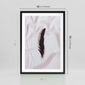 Plakat w ramie 50x70 - Prosta Elegancja - czarne pióro na białej pościeli, minimalizm - rama czarna