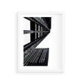 Plakat w ramie 30x40 - Geometryczna Asymetria - architektura, czarno białe zdjęcie - rama biała