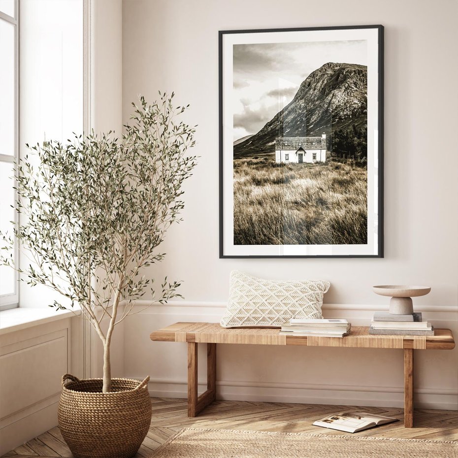 Plakat bez ramy 30x40 - Biały Domek w Sepii: Wiejski Urok - domek w górach, kolory sepii