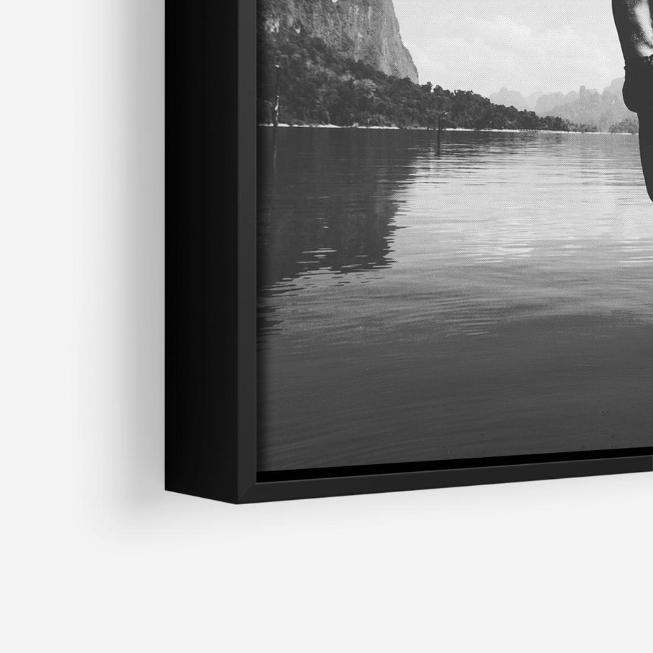 Obraz w ramie 50x50 - Beztroska Chwila - czarno biała fotografia, mężczyzna wesoło wskakuje do keziora w górach - rama czarna