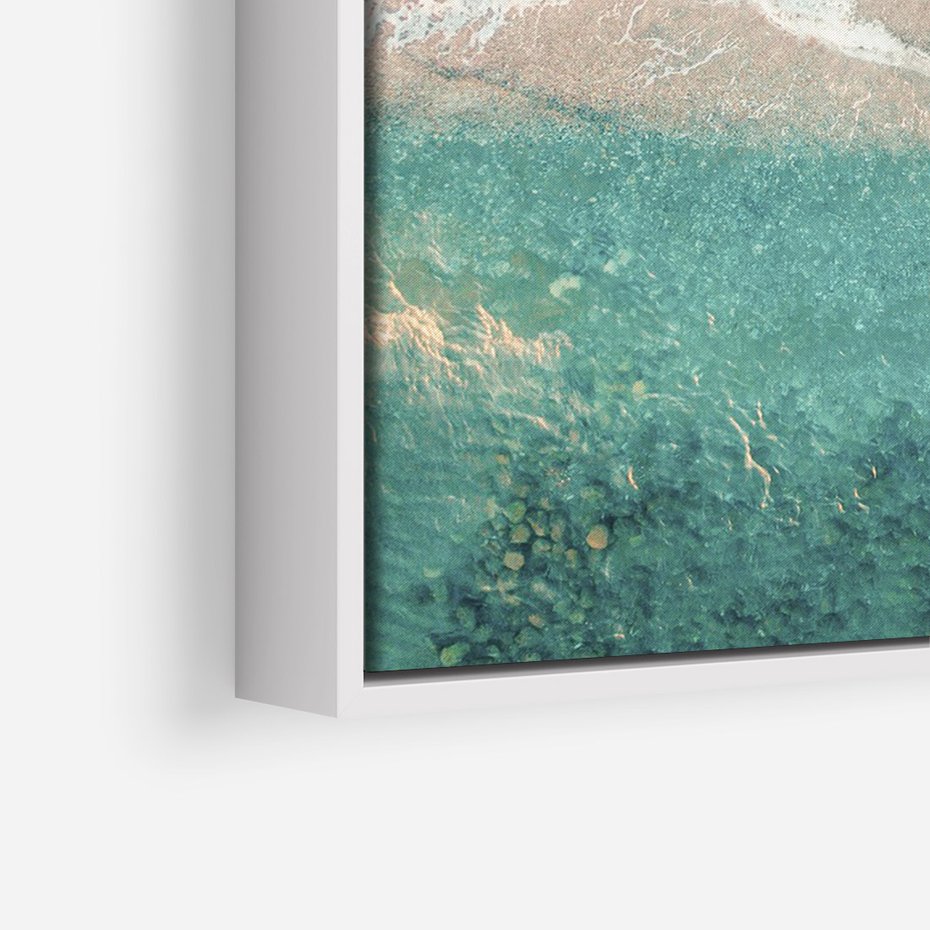 Obraz w ramie 50x70 - Oczy turkusu - fotografia, plaża - rama biała