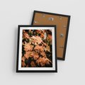 Plakat w ramie 40x50 - Ciepło Jesieni - jesienne pomarańczowe liśćie, jesień - rama czarna