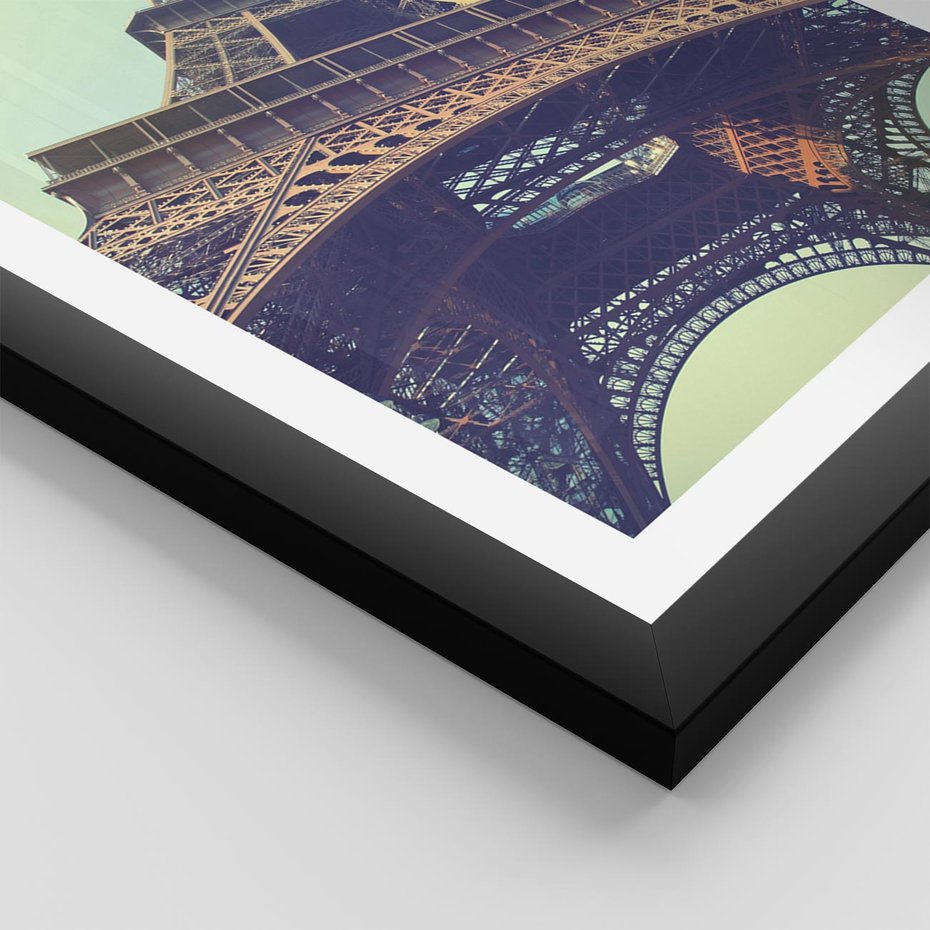 Plakat w ramie 50x70 - Wieża Eiffla w czarno-białej odsłonie - Eiffla, Paryż - rama czarna