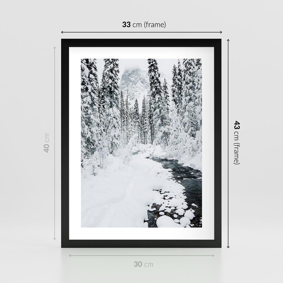 Plakat w ramie 30x40 - Spokój Zimowego Lasu w Górach - zima w lesie, w górach - rama czarna