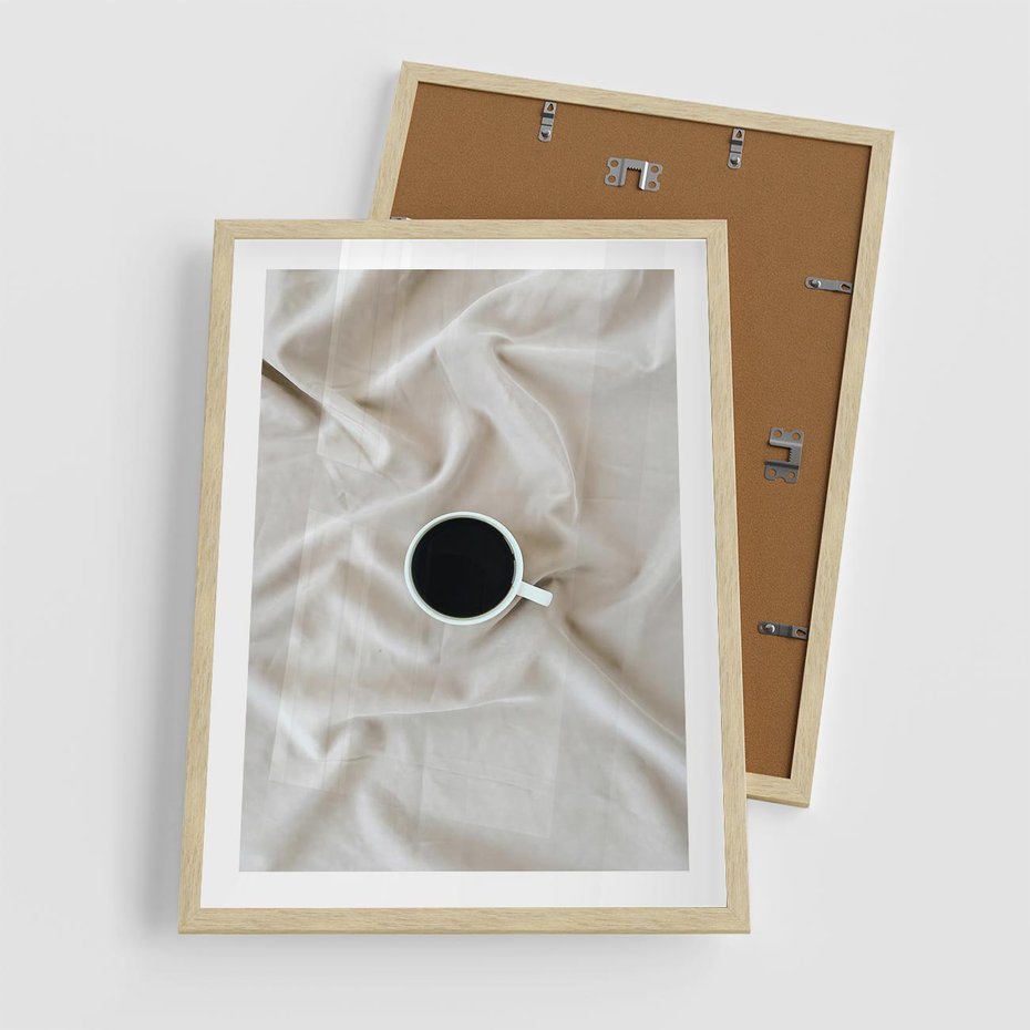 Plakat w ramie 50x70 - Poranek z Kawą - kawa filiżanka w białej pościeli - rama drewno