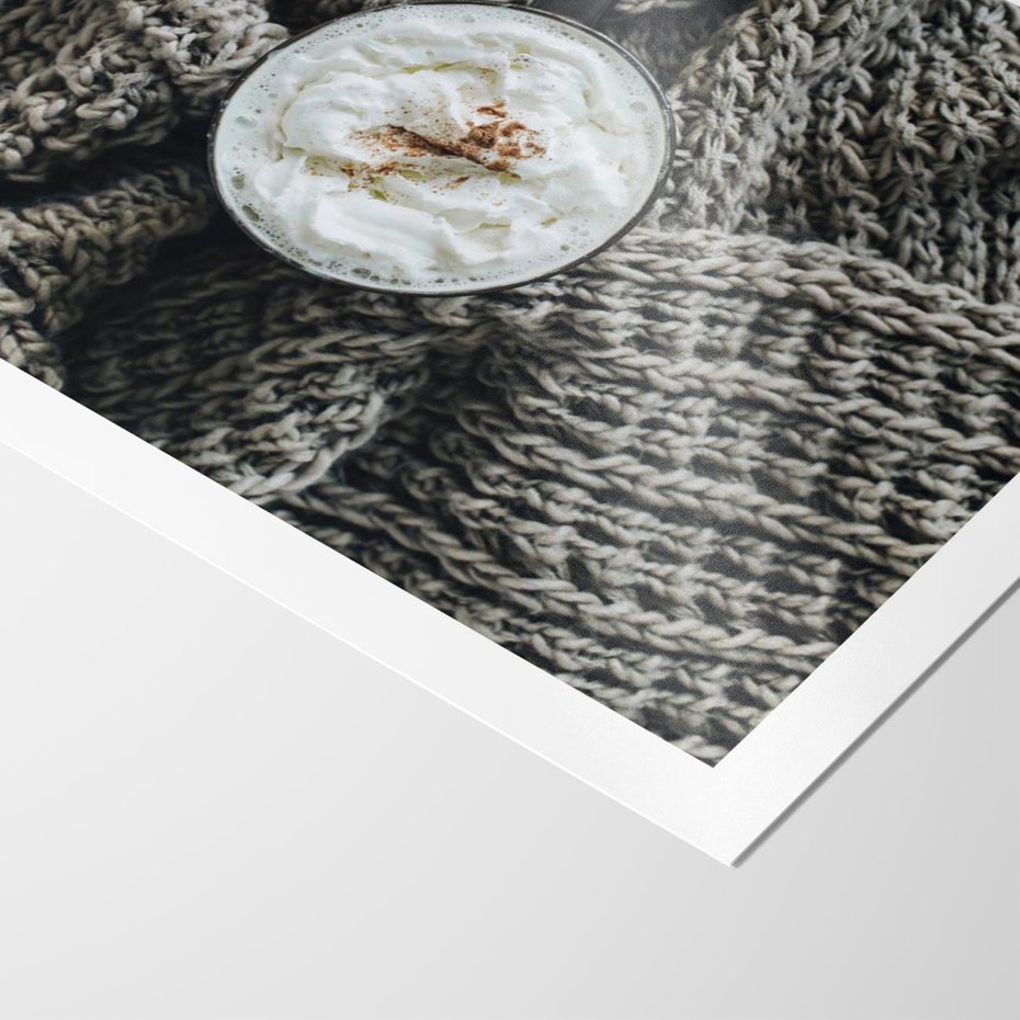 Plakat bez ramy 21x30 - Relaks z Kawą i Kocem - ciepły wełniany koc, kawa z bitą śmietaną