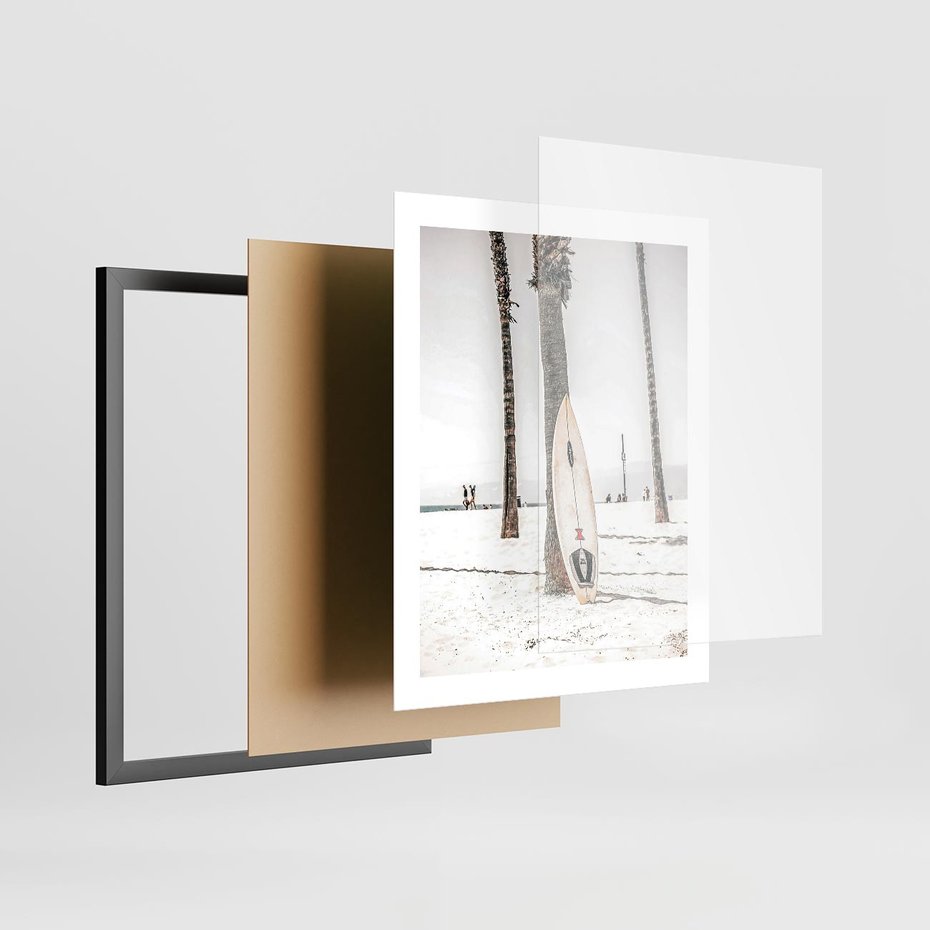 Plakat w ramie 40x50 - Plażowy Relaks - deska surfingowa, oparta o palmę - rama czarna