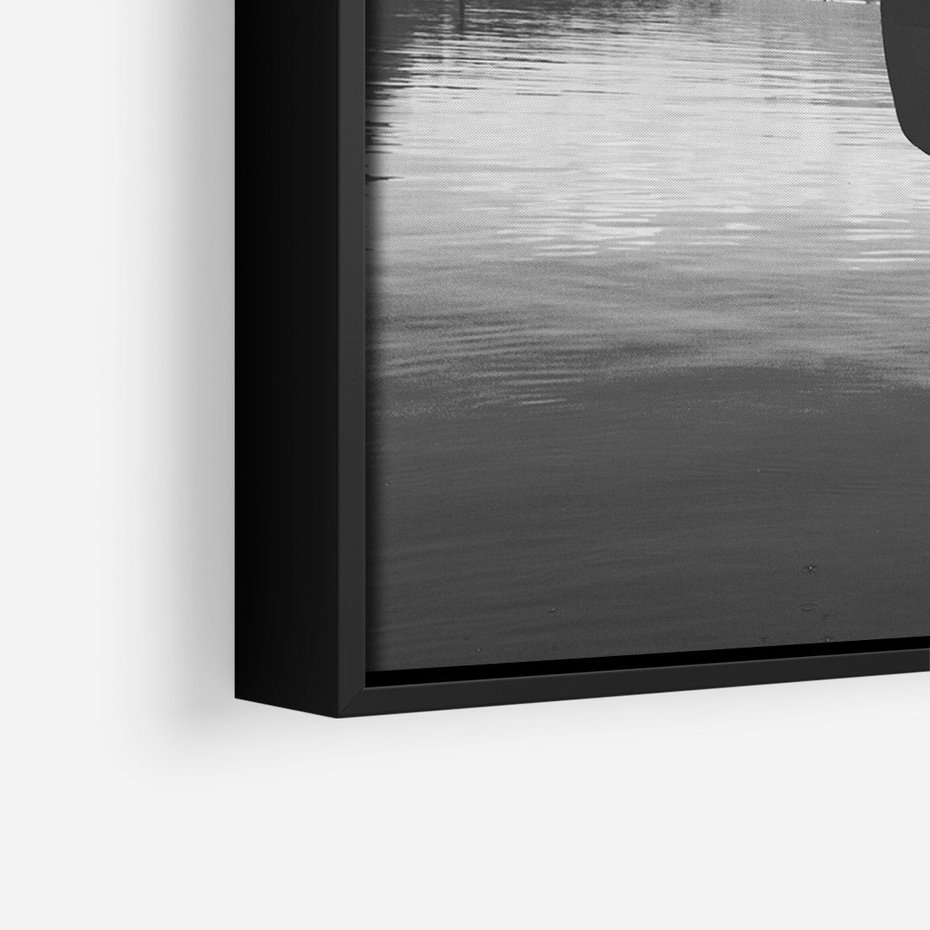 Obraz w ramie 70x100 - Beztroska Chwila - czarno biała fotografia, mężczyzna wesoło wskakuje do keziora w górach - rama czarna