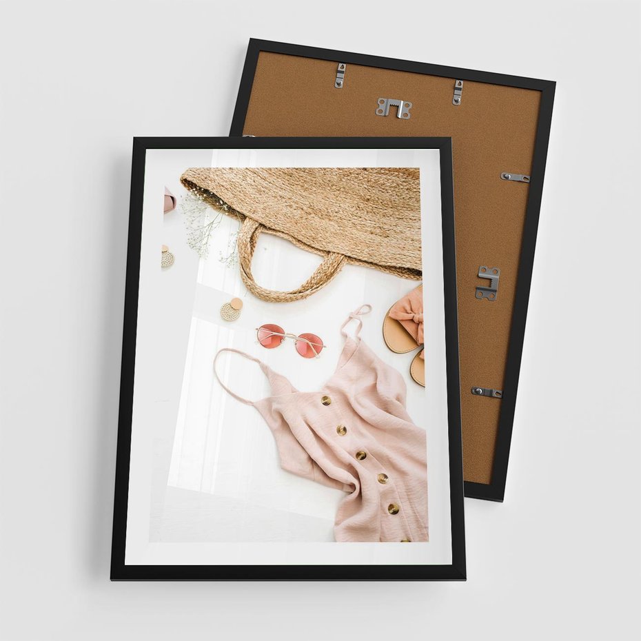Plakat w ramie 50x70 - Moda na Plażę - kompozycja fashion, sukienka - rama czarna