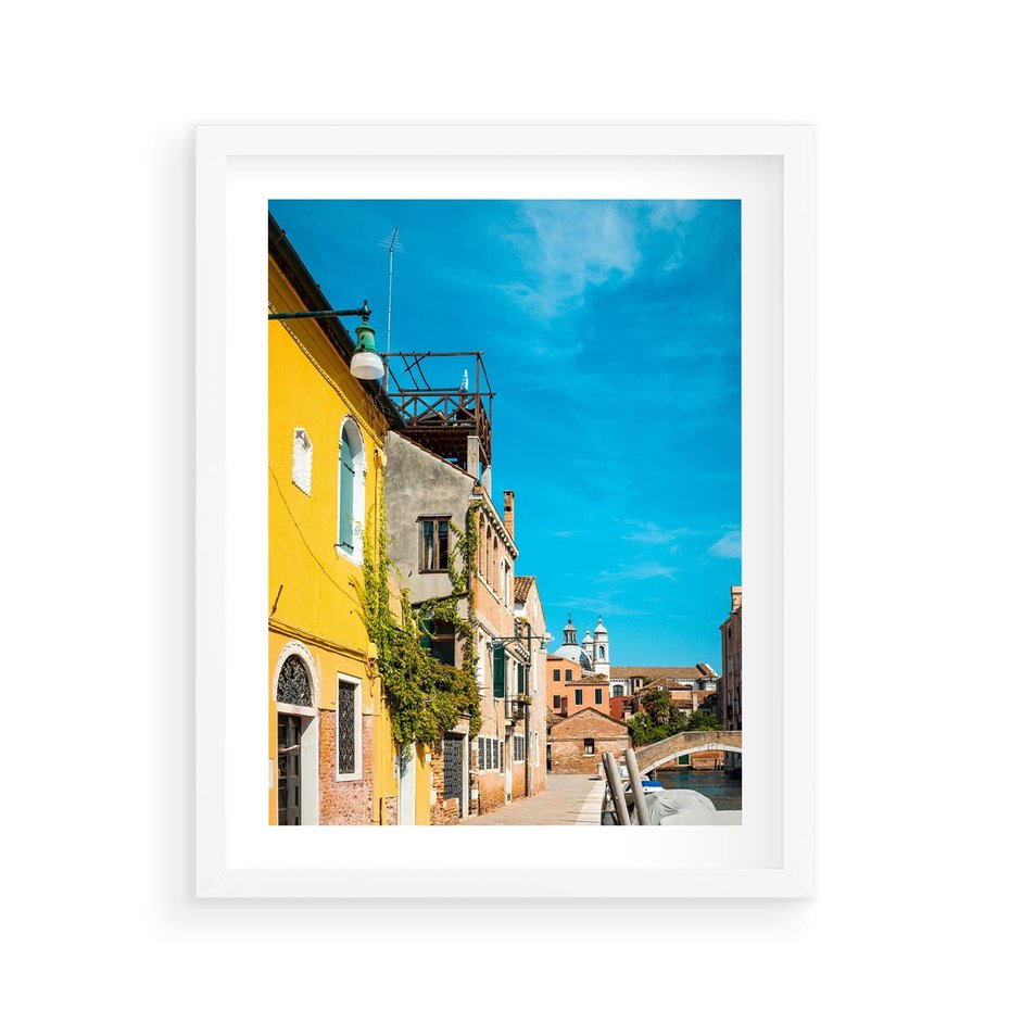 Plakat w ramie 40x50 - Przechadzka w Sercu Miasta - uliczka, perspektywa - rama biała