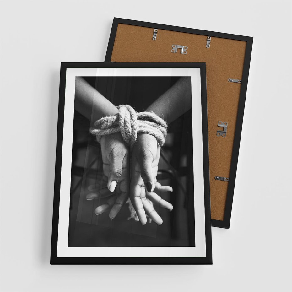 Plakat w ramie 50x70 - Splątane Uczucia - czarno biała fotografia, artystyczna - rama czarna