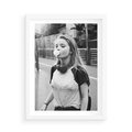 Plakat w ramie 50x70 - Letnia Młodość - nowoczesna fotografia, czarno biała - rama biała