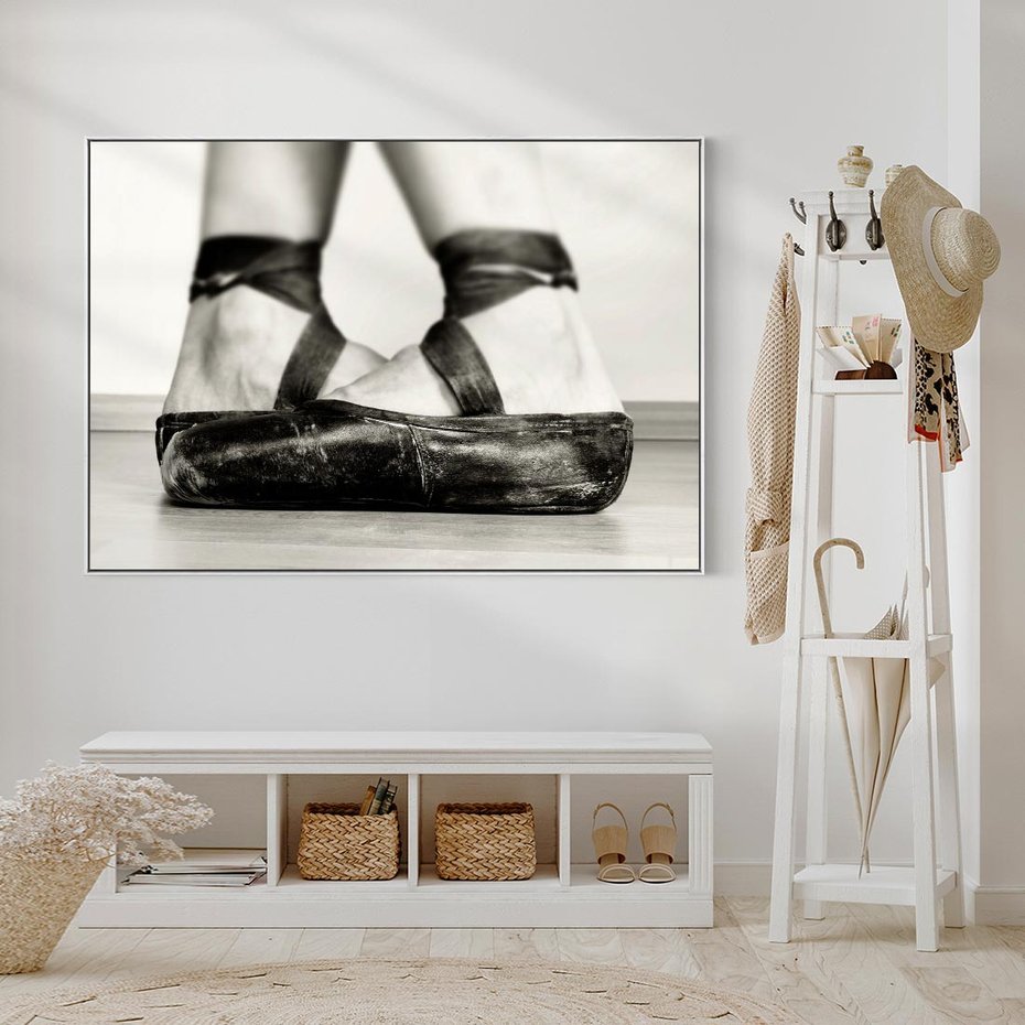 Obraz w ramie 70x50 - W Monochromatycznych Nutach - fotografia, czarno biała - rama biała