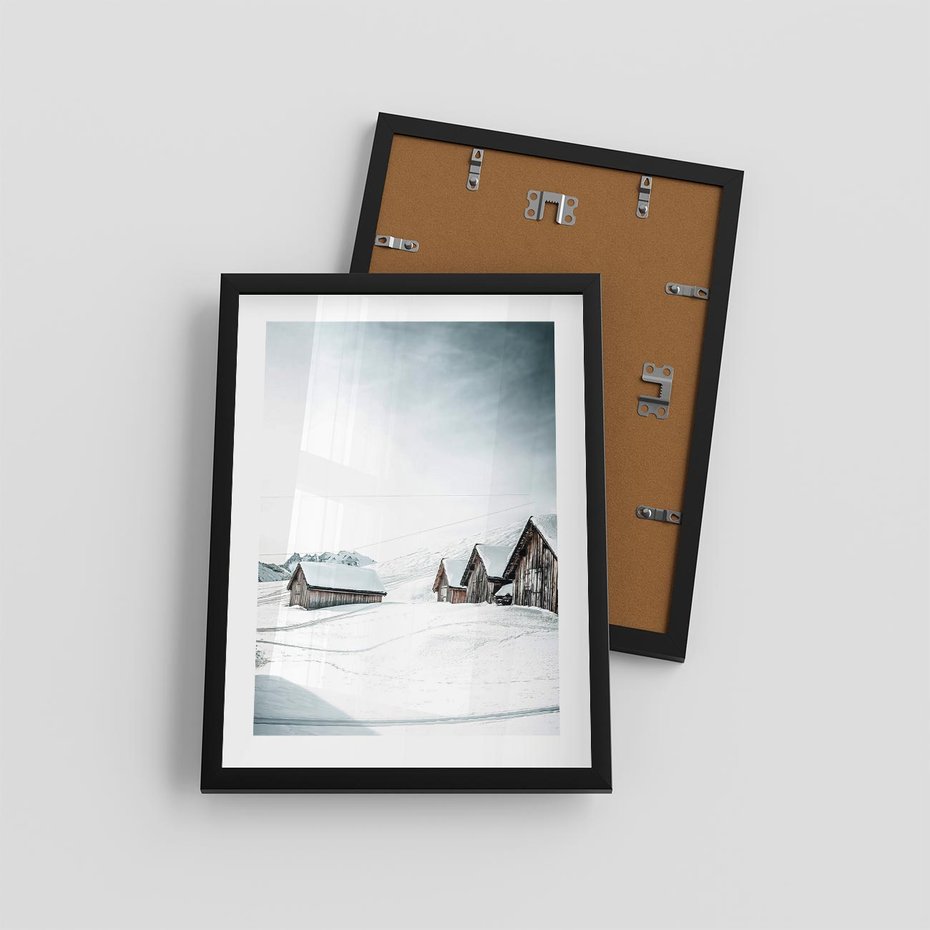 Plakat w ramie 30x40 - Zima w Domkach: Urok Śnieżnej Scenerii - domki w śnieżnym krajobrazie - rama czarna
