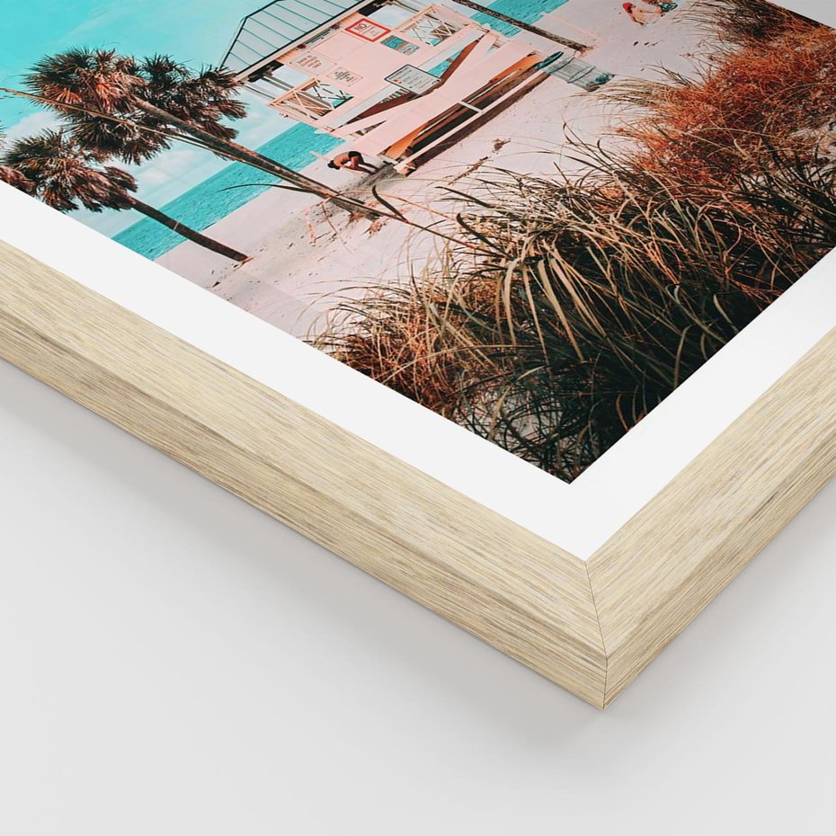 Plakat w ramie 30x40 - Plaża, Palmy i Spokój Miami - budka ratownika, plaża Miami - rama drewno