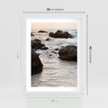 Plakat w ramie 30x40 - Dramatyczna Sceneria: Morze i Skały nad Brzegiem - fale, morze - rama biała