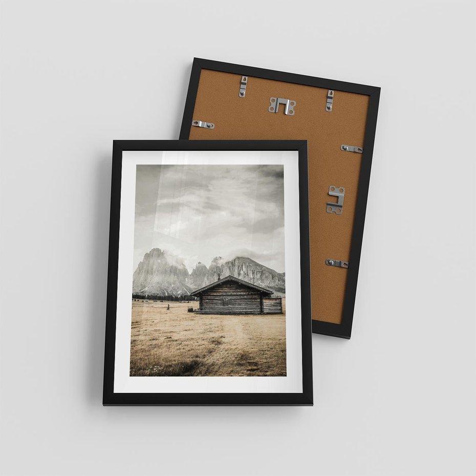 Plakat w ramie 30x40 - Surowa Przestrzeń i Górski Ustronny Azyl - chatka w górach, góry - rama czarna