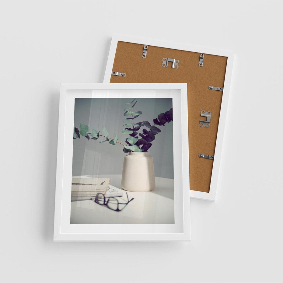 Plakat w ramie 40x50 - Eukaliptusowa Cisza - kompozycja, liście eukaliptusa w wazonie - rama biała